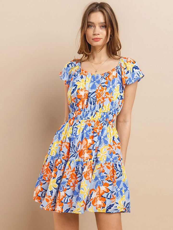 Vestido anaranjado floral para mujer con manga corta, cintura elástica y bolsillos frontales.