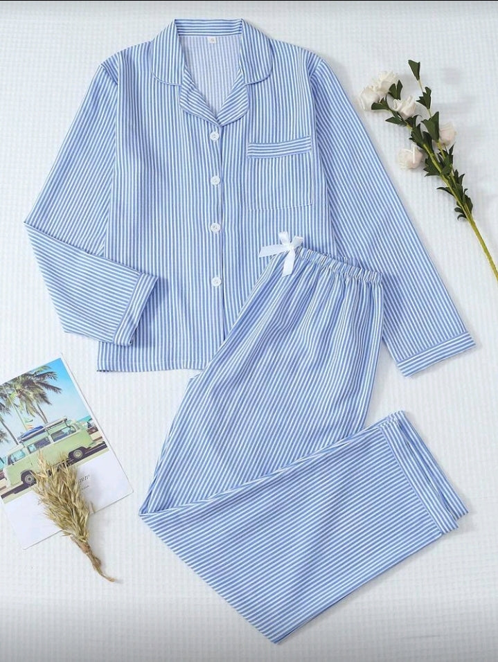 Set de pijama de rayas blancas y azules con camisa de botones
