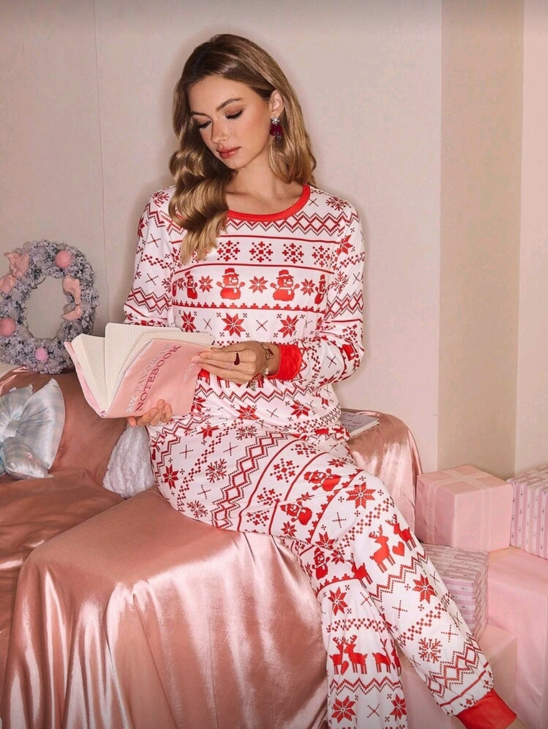Set de Pijama Blanca Navideña con detalles rojos con mangas largas y pantalón