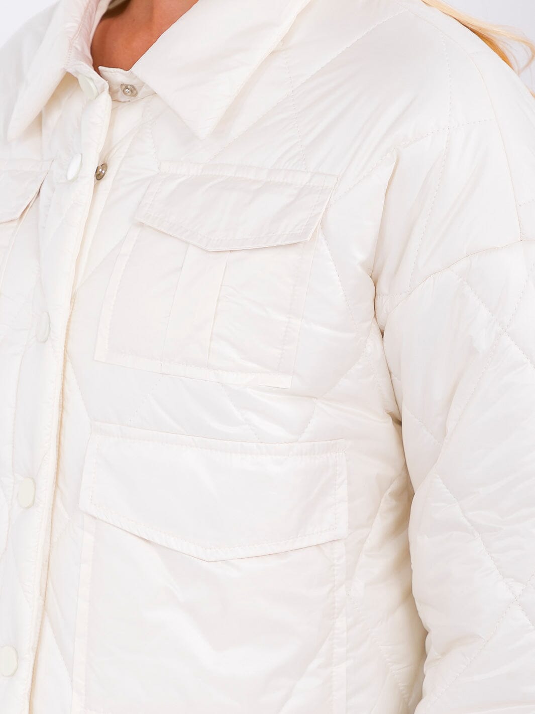 Chaqueta puffer blanca manga larga con cierre de botones