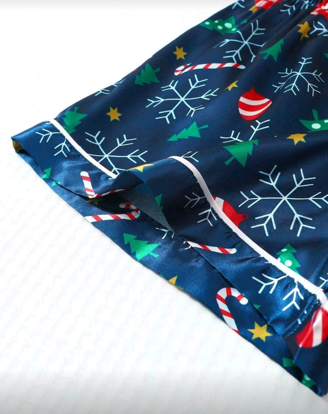 Conjunto de pijama azul con diseño navideño