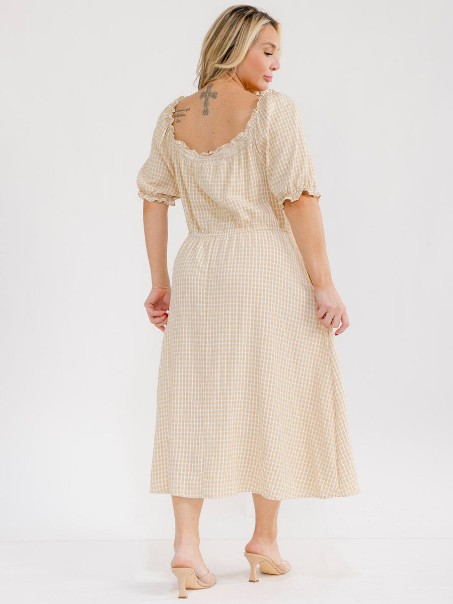 Vestido plus size beige y blanco maxi. A  cuadros con mangas cortas, cintura elástica y bolsillos frontales