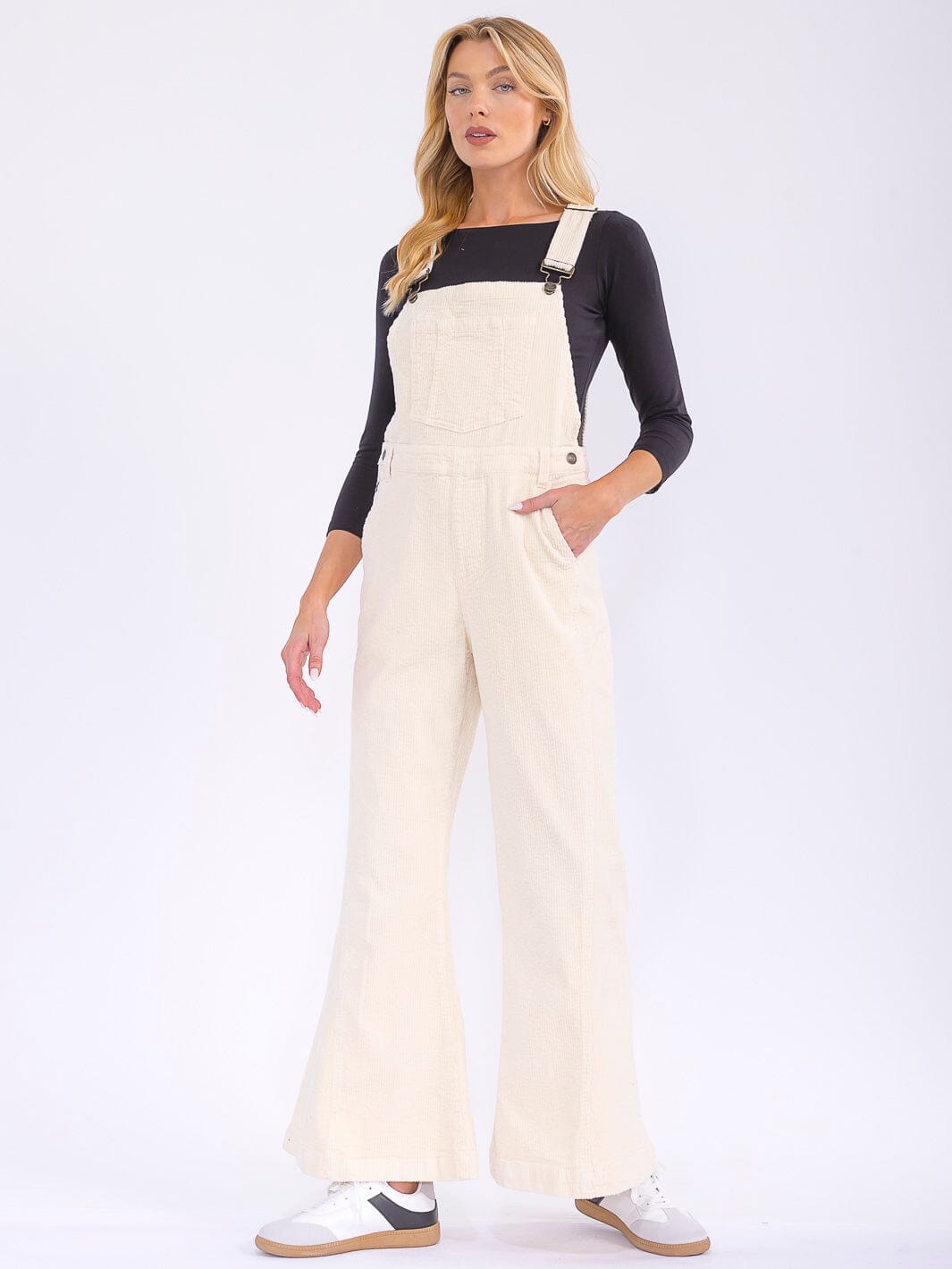 Overol beige de corduroy acampanado