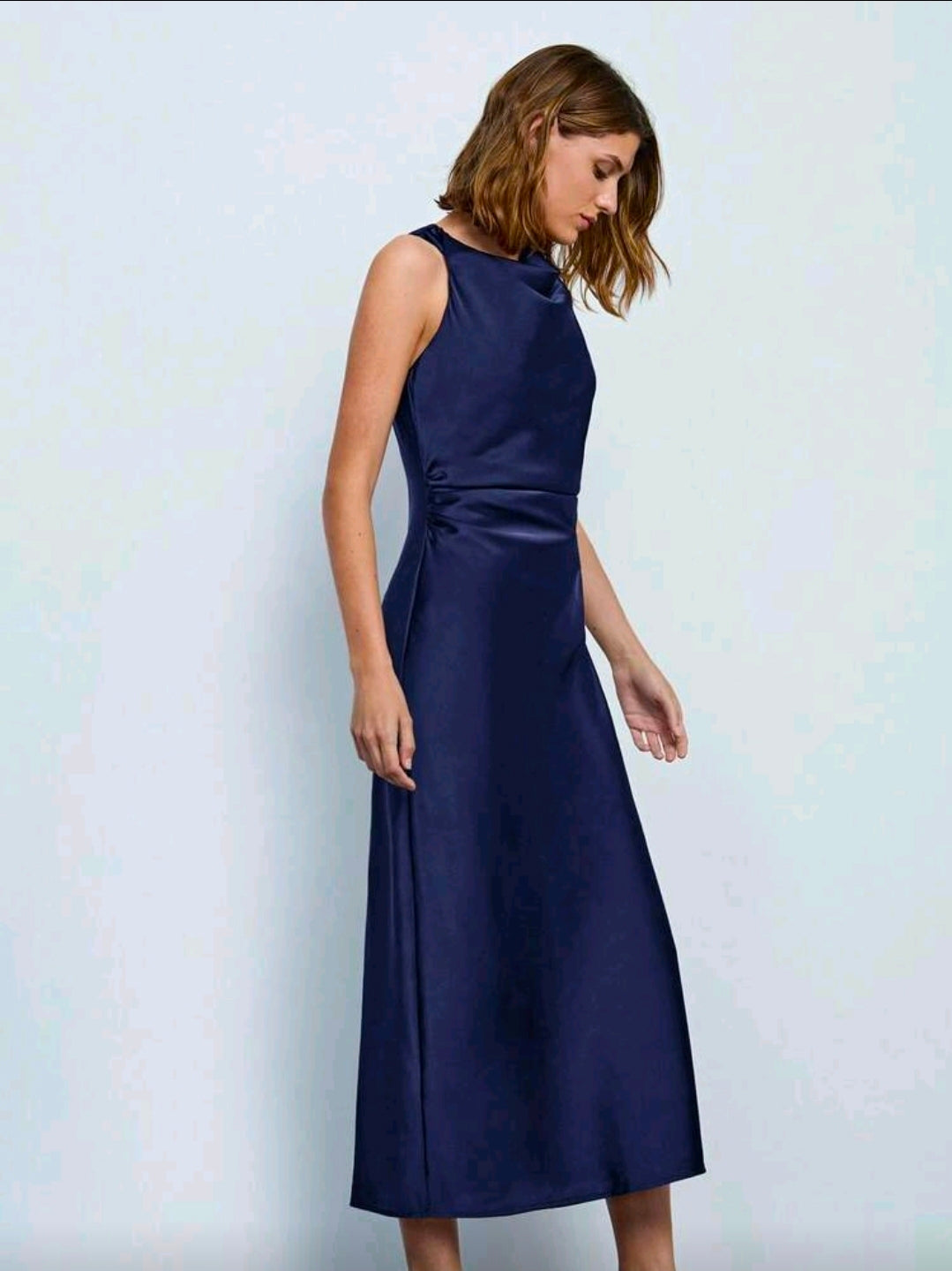 Vestido azul oscuro satinado sin mangas y cuello fruncido