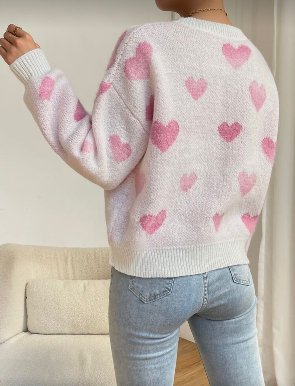 Suéter de hombros caidos con patrón de corazones