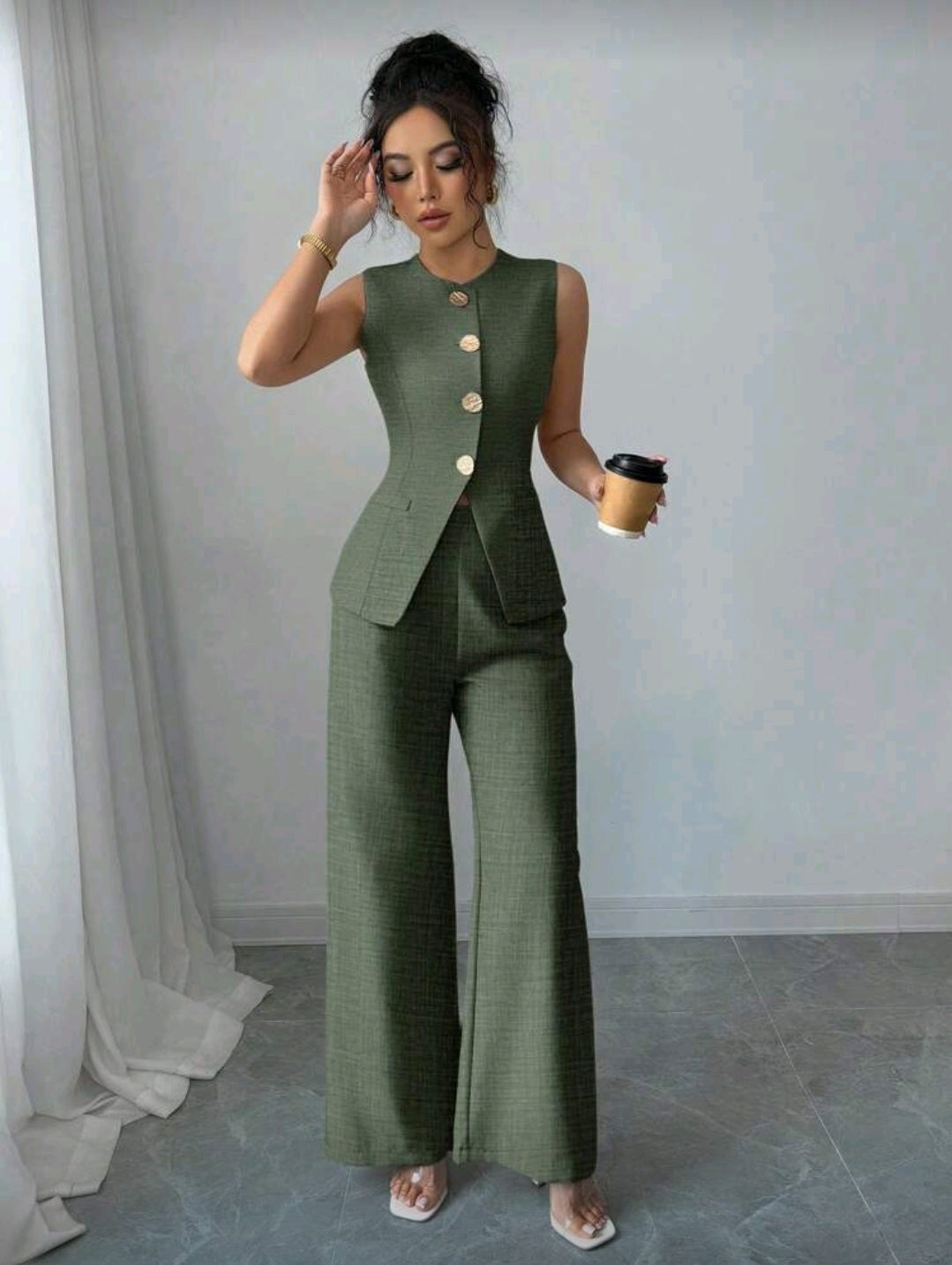 Traje verde de mujer relajado y elegante de camisa con botones dorados