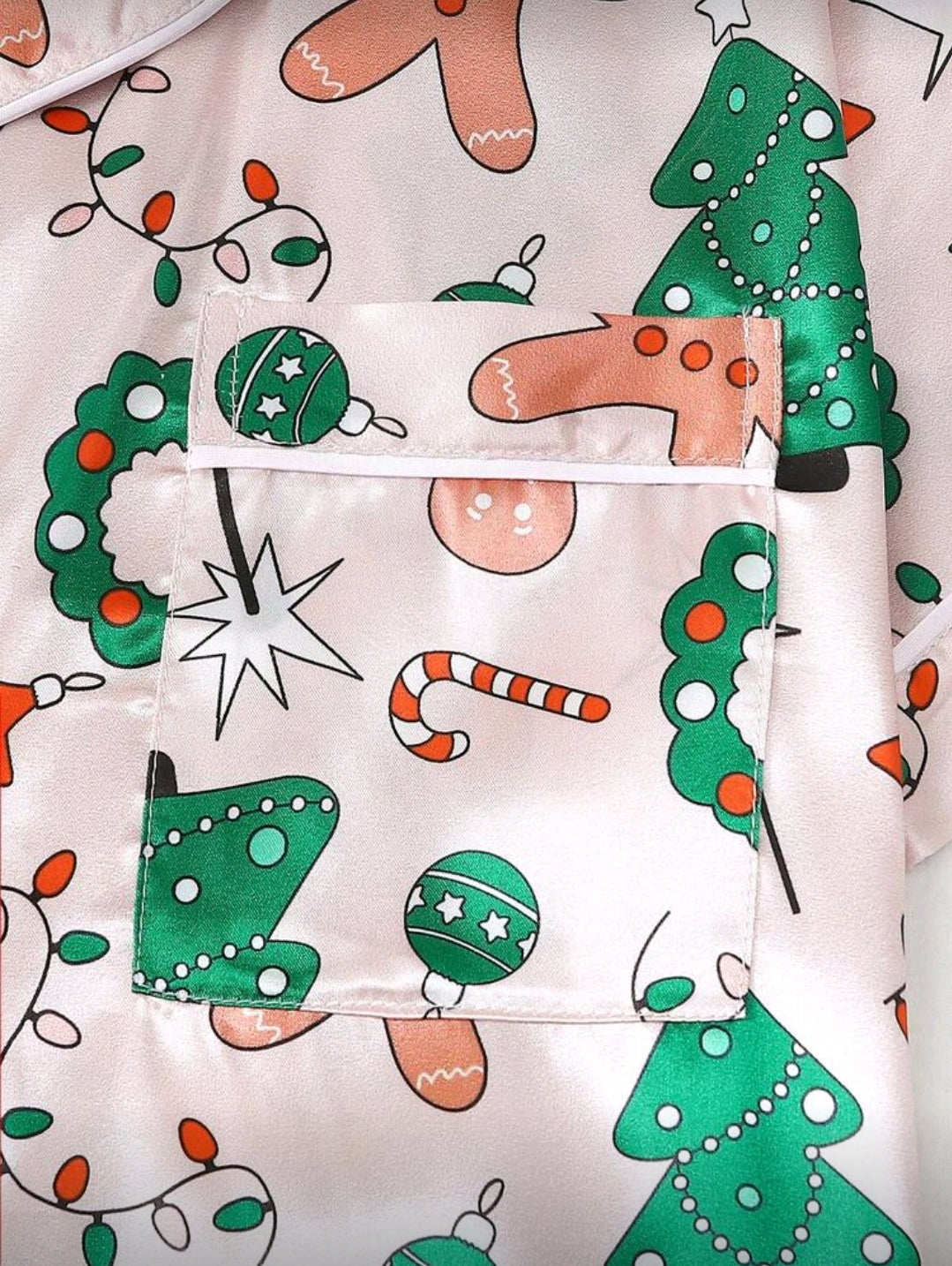 Set de Pijama Navideña Rosada de mujer con detalles verdes, rojos y blancos