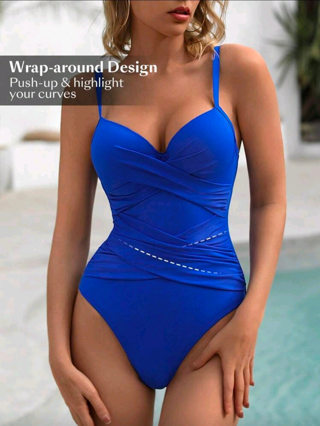 Traje de baño azul de una sola pieza con tirantes finos