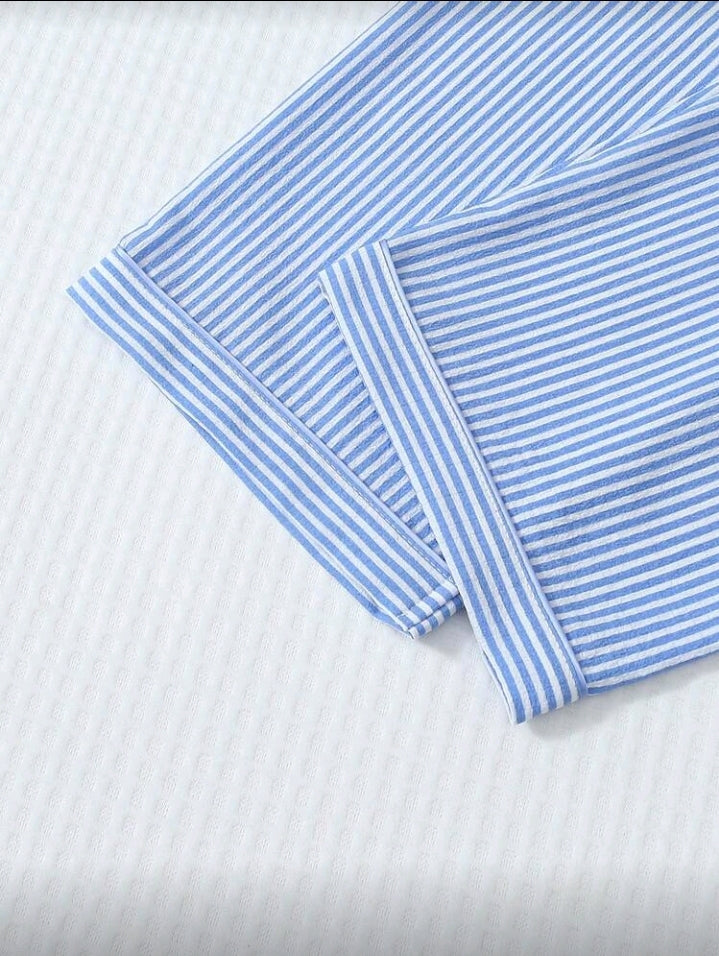 Set de pijama de rayas blancas y azules con camisa de botones