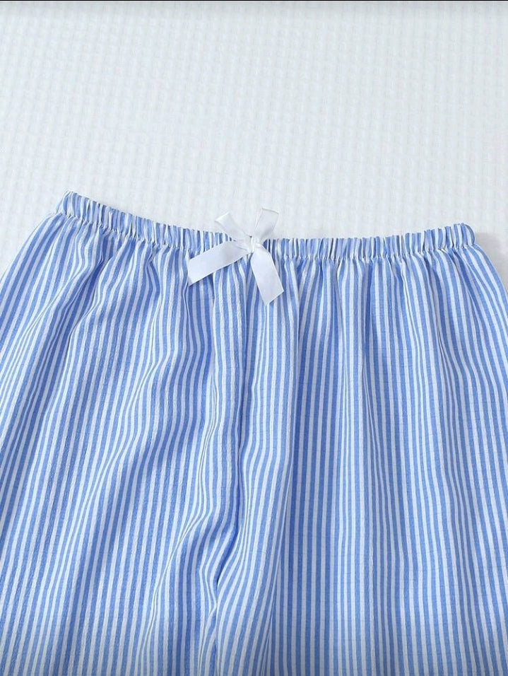 Set de pijama de rayas blancas y azules con camisa de botones