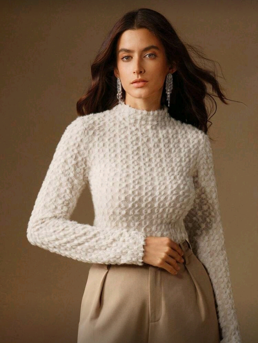Camisa Beige de Cuello Alto y Mangas Largas