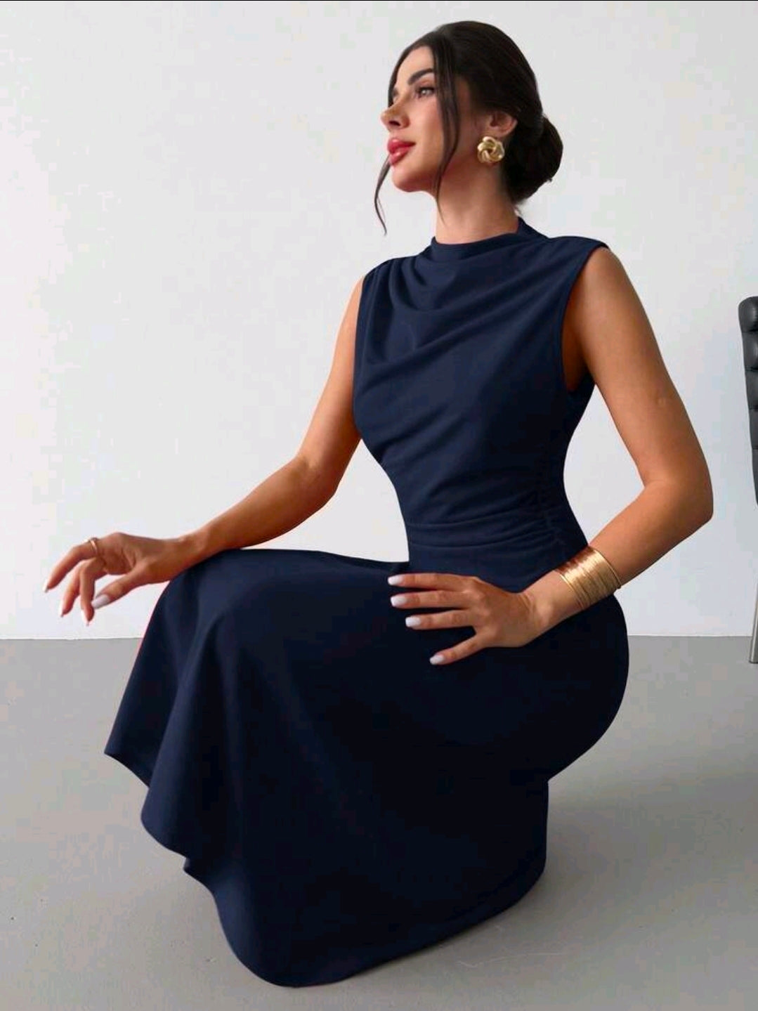 Vestido azul oscuro largo plisado sin mangas