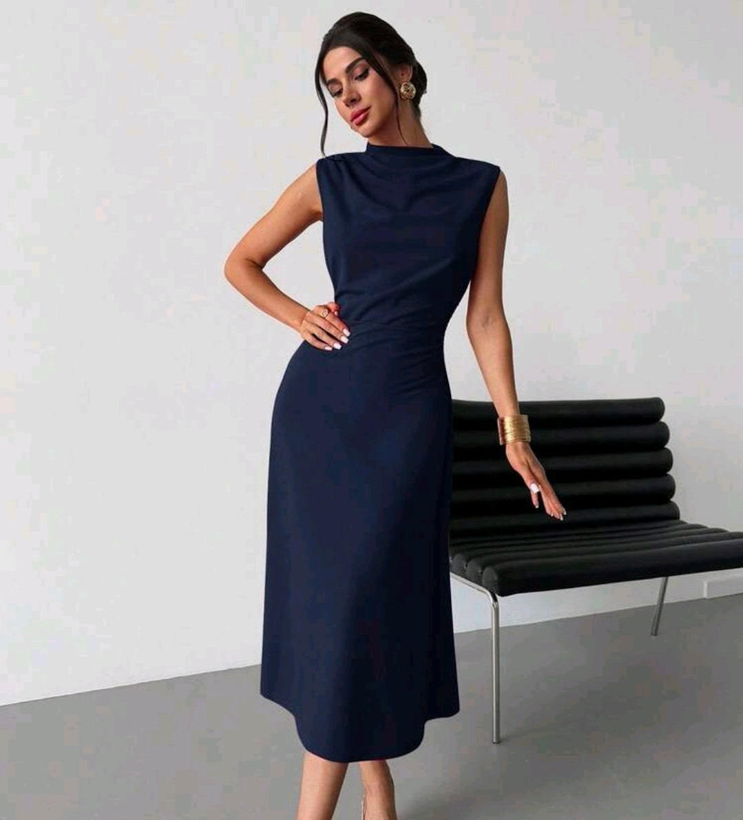Vestido azul oscuro largo plisado sin mangas