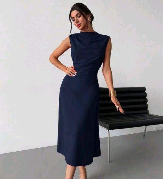 Vestido azul oscuro largo plisado sin mangas