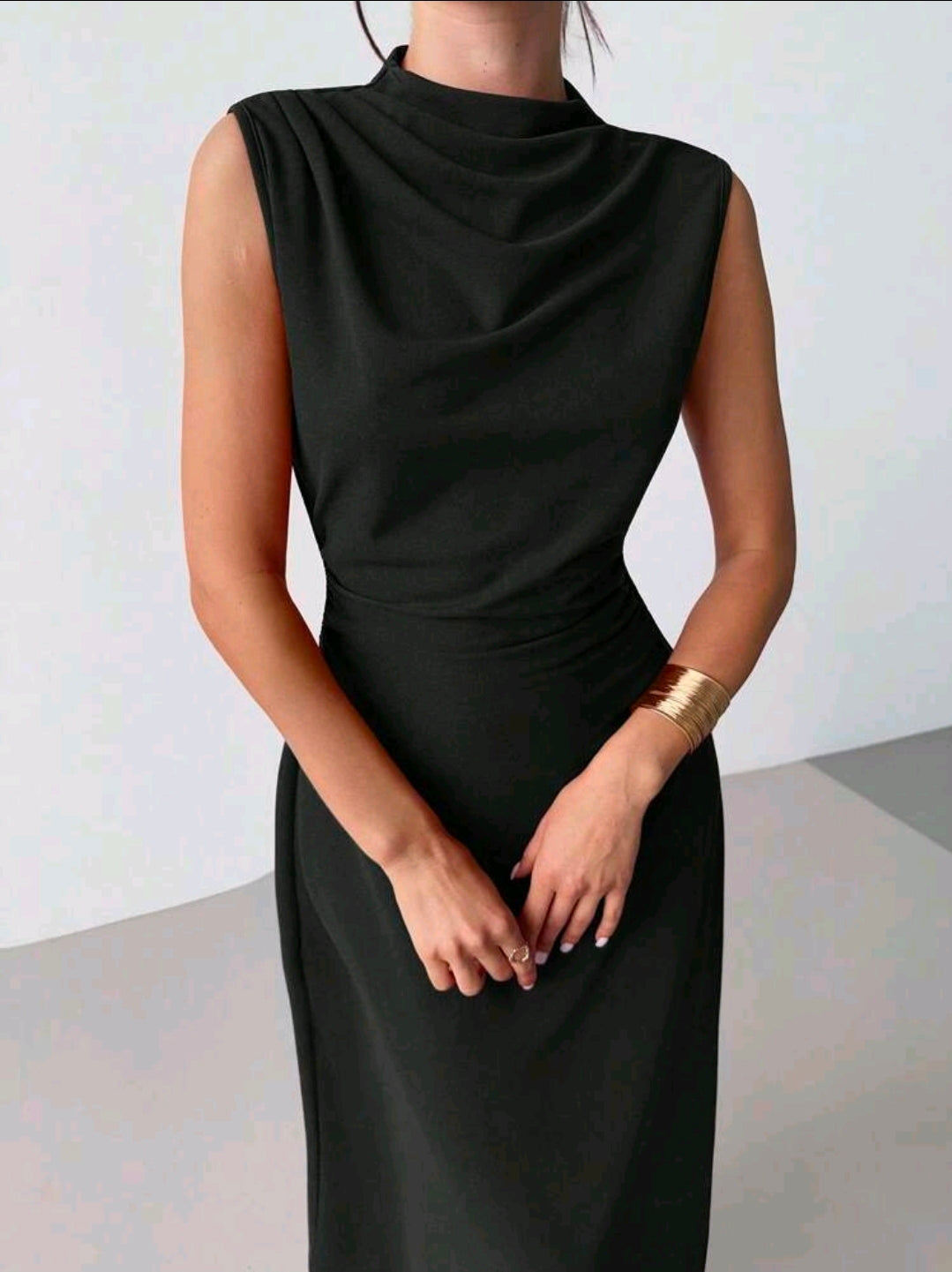 Vestido negro largo plisado sin mangas