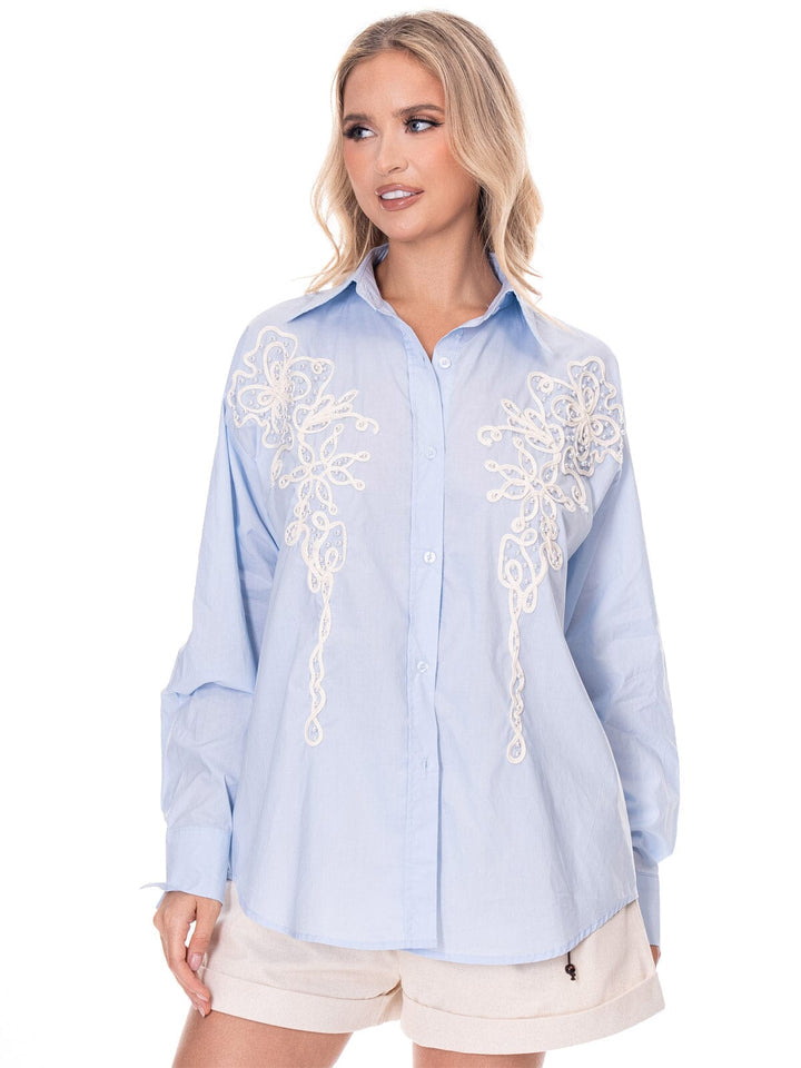 Blusa azul claro de botones con diseño floral bordado de perlas