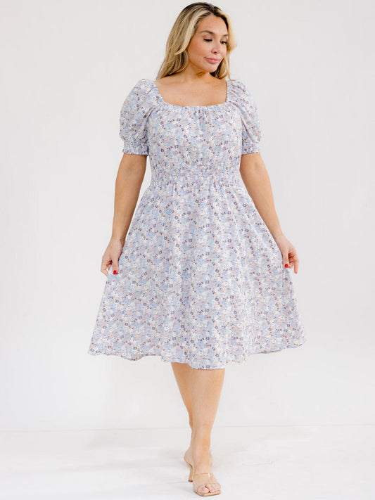 Vestido plus blanco y azul midi floral con mangas cortas, escote cuadrado y bolsillos frontales
