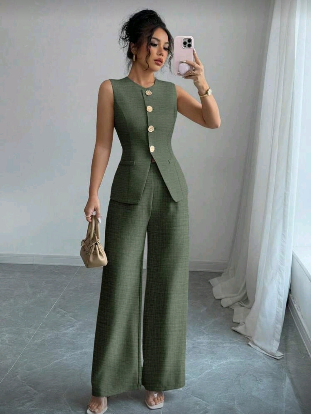 Traje verde de mujer relajado y elegante de camisa con botones dorados