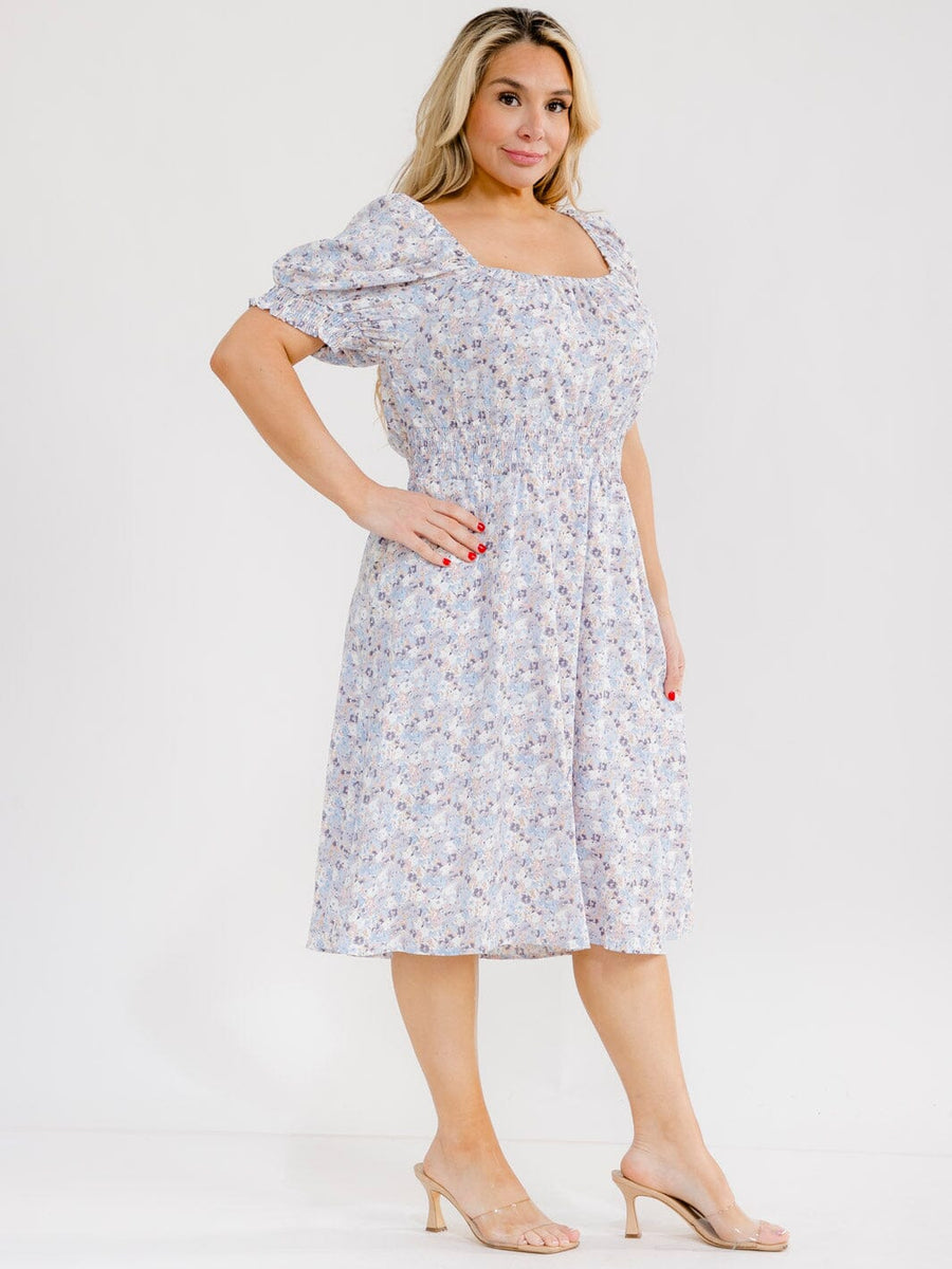 Vestido plus blanco y azul midi floral con mangas cortas, escote cuadrado y bolsillos frontales