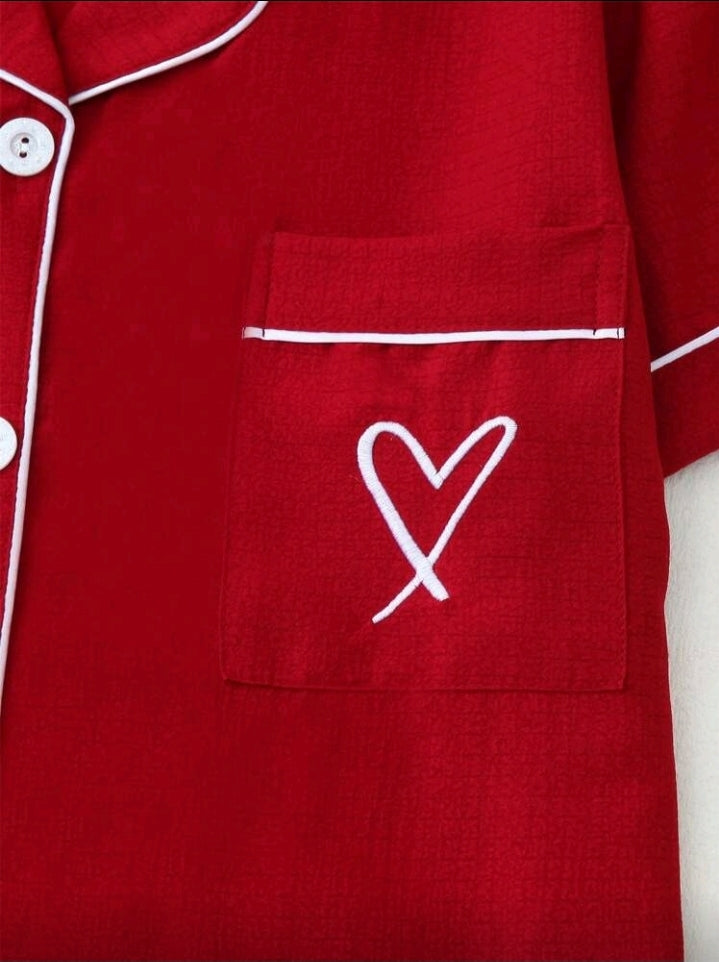 Pijama roja de pantalón y camisa manga corta con detalles blancos