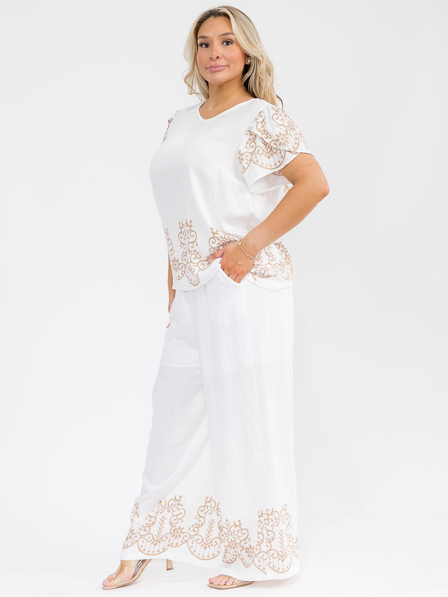 Conjunto Plus blanco con estampado beige de blusa y pantalón