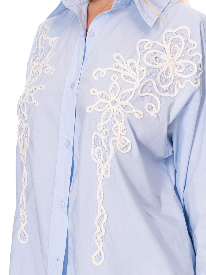 Blusa azul claro de botones con diseño floral bordado de perlas