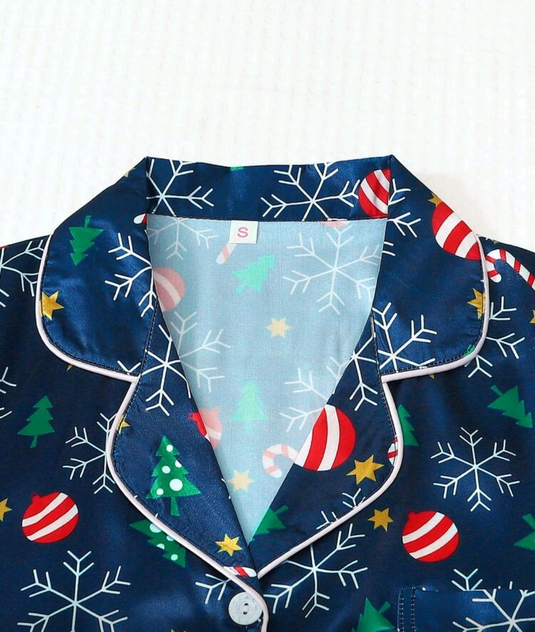 Conjunto de pijama azul con diseño navideño