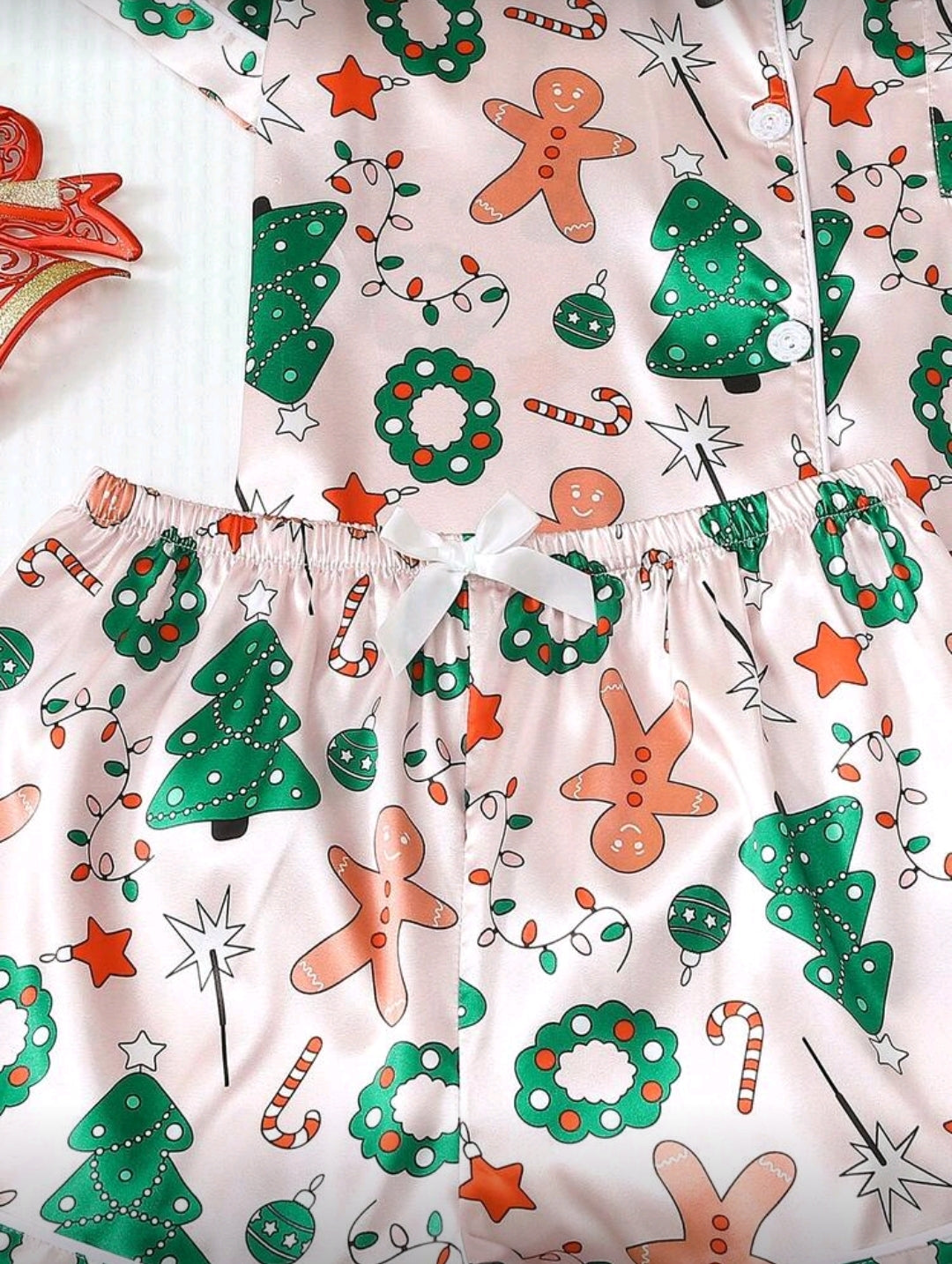 Set de Pijama Navideña Rosada de mujer con detalles verdes, rojos y blancos