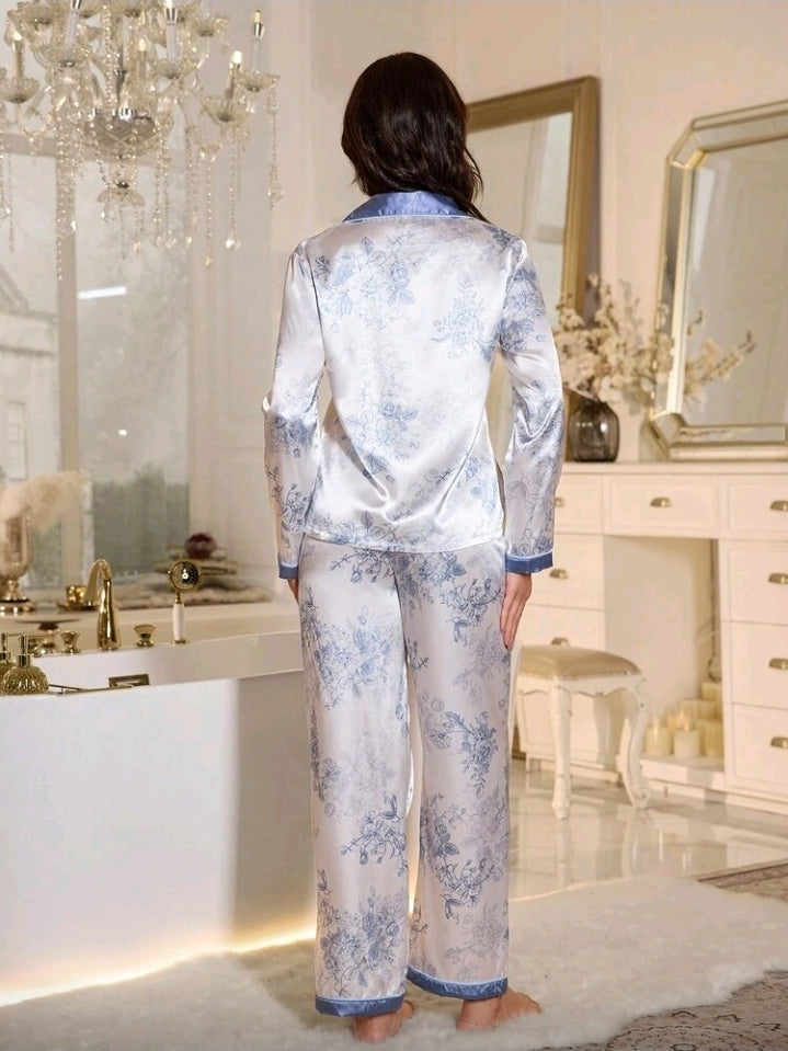 Pijama satinada blanca y azul