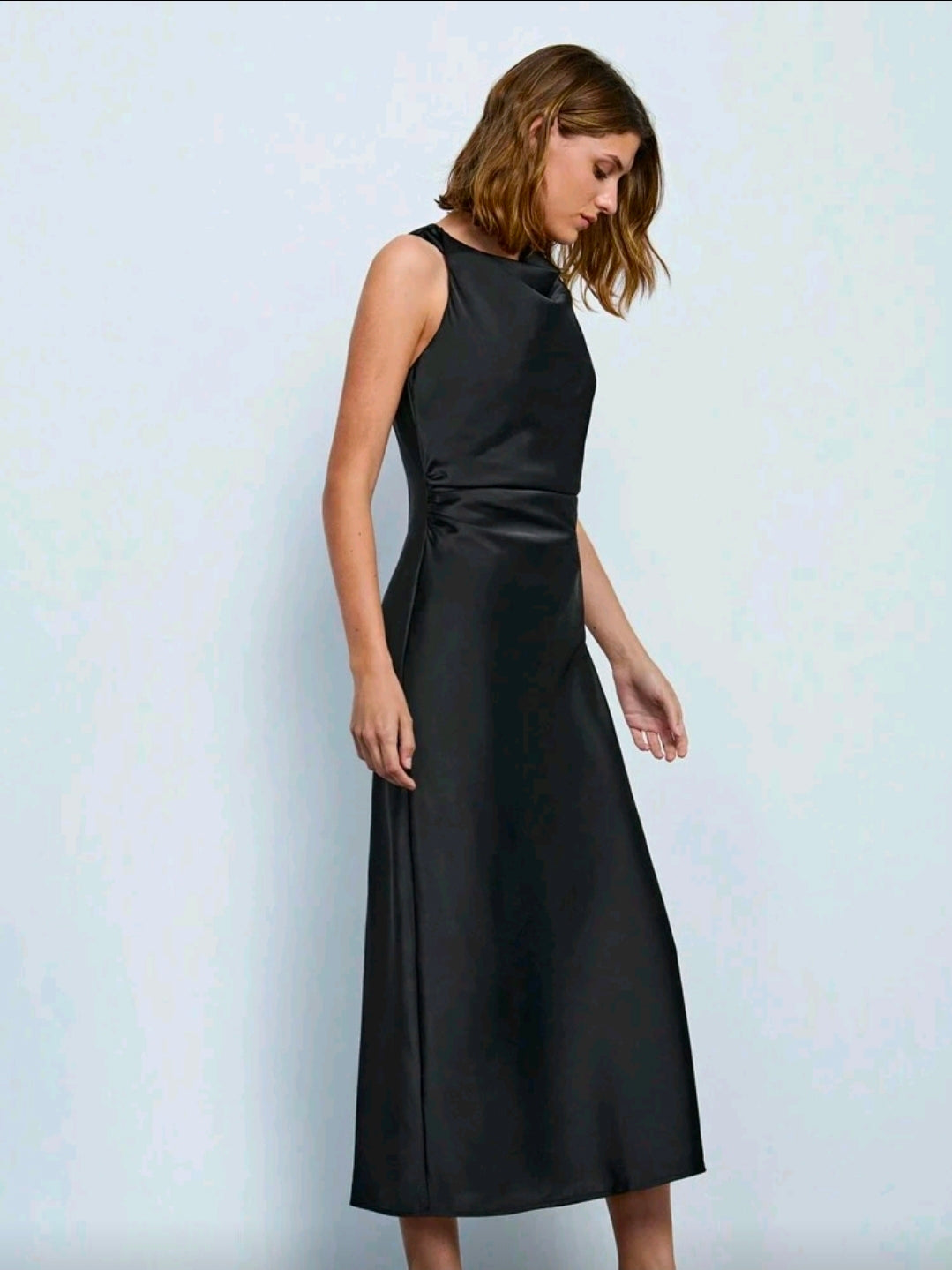 Vestido negro satinado sin mangas y cuello fruncido