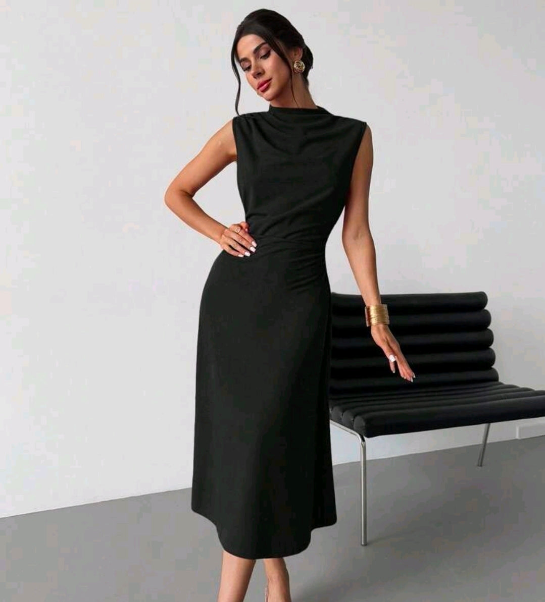 Vestido negro largo plisado sin mangas