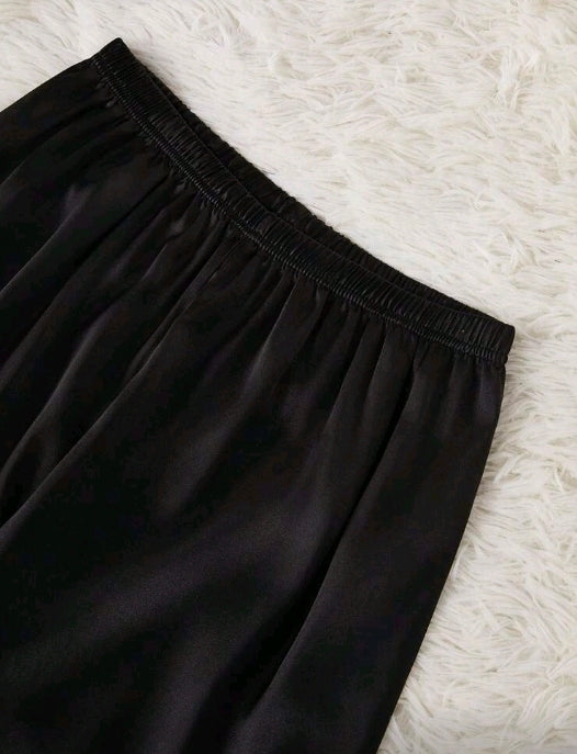 Set de pijama negro manga corta y pantalon largo satinado con bordado blanco