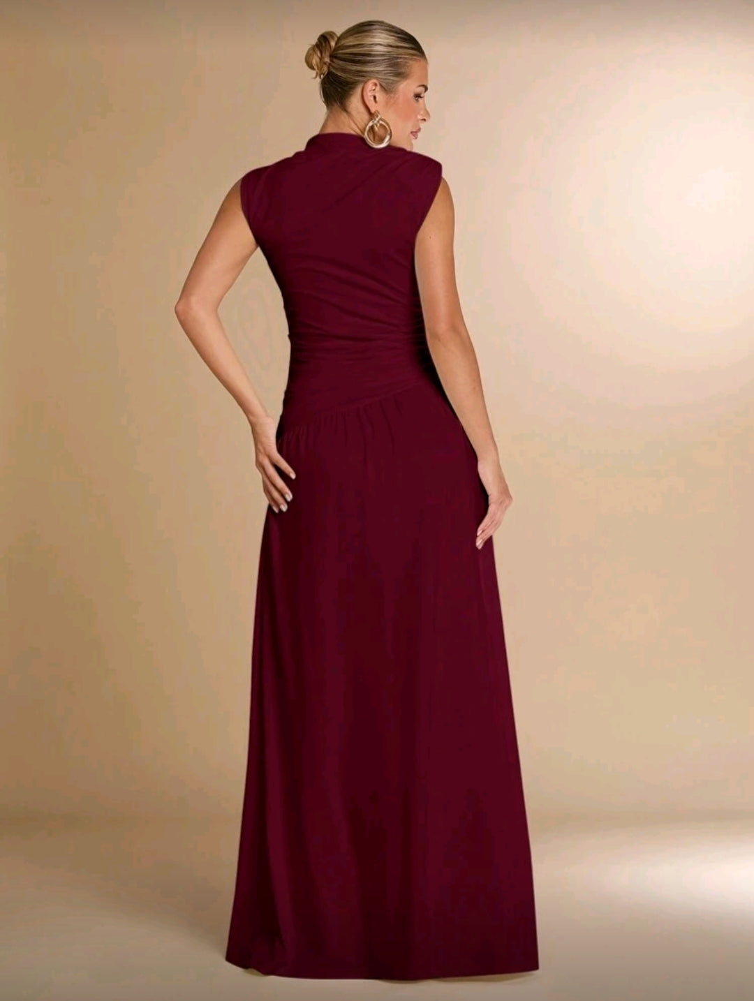 Vestido Rojo Oscuro Elegante con Cuello Alto