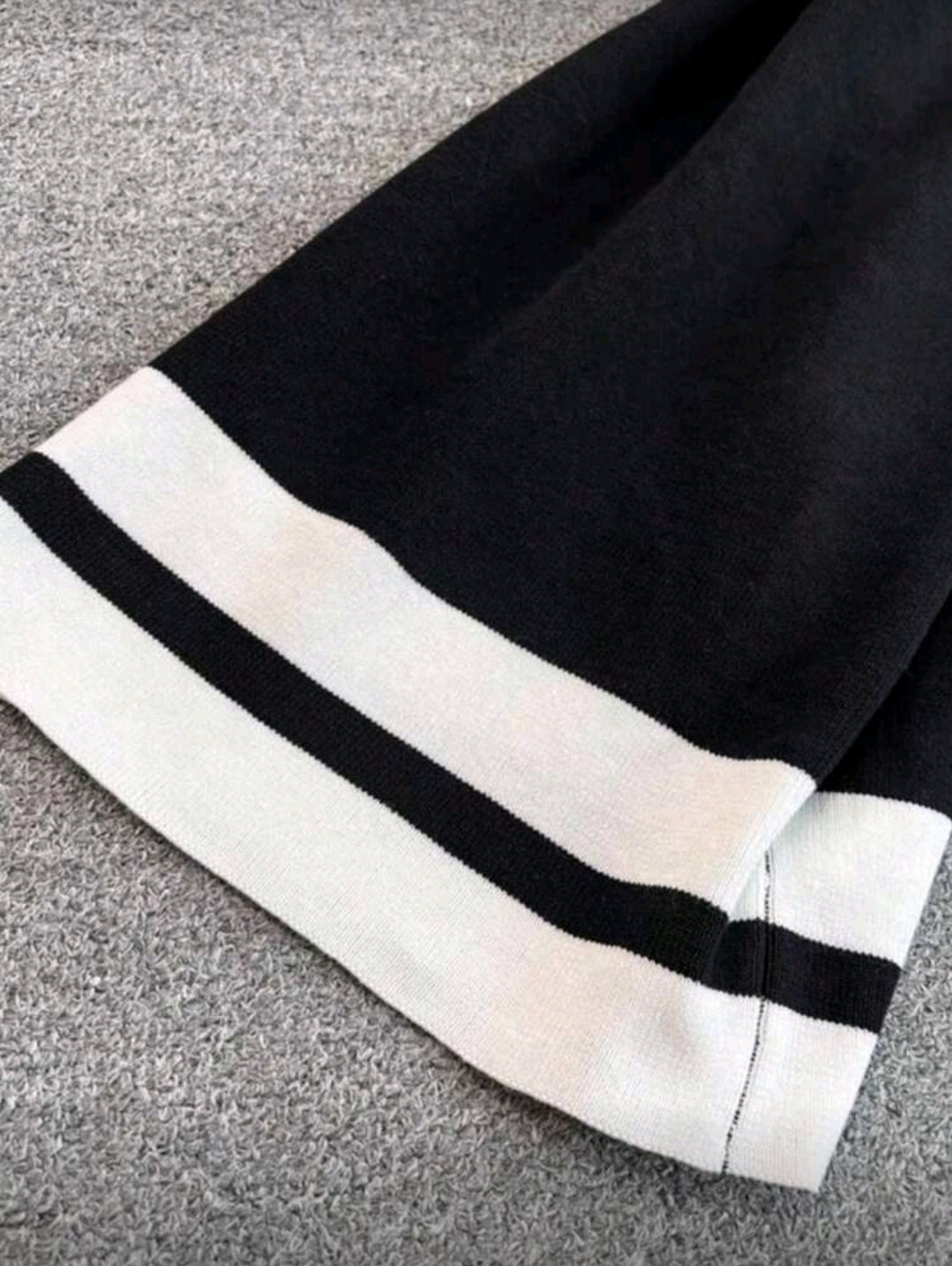 Set Casual y Elegante Negro con Franjas Blancas