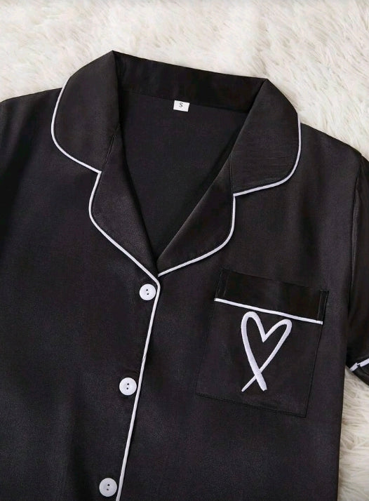 Set de pijama negro manga corta y pantalon largo satinado con bordado blanco