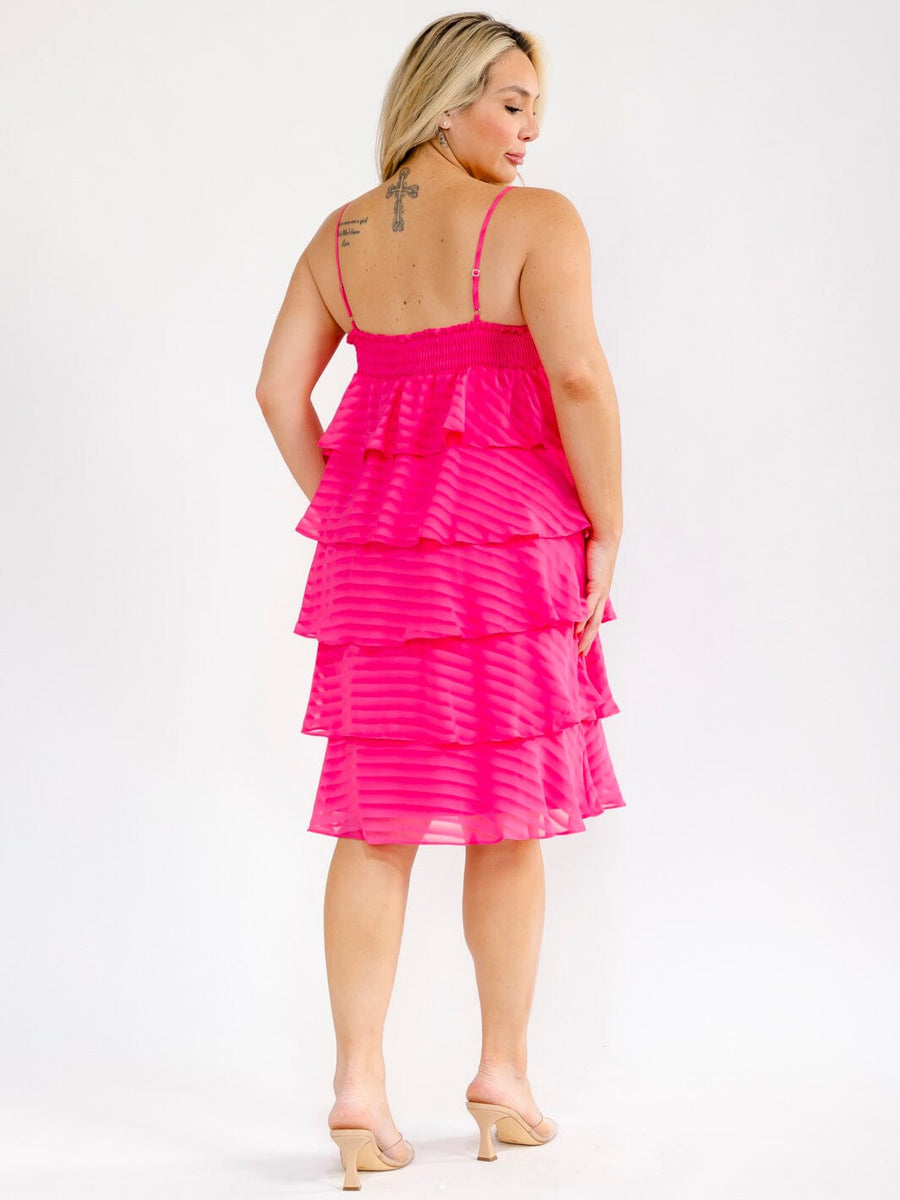 Vestido plus rosado fucsia tipo túnica, sin mangas, con escote cuadrado y diseño en capas con volantes