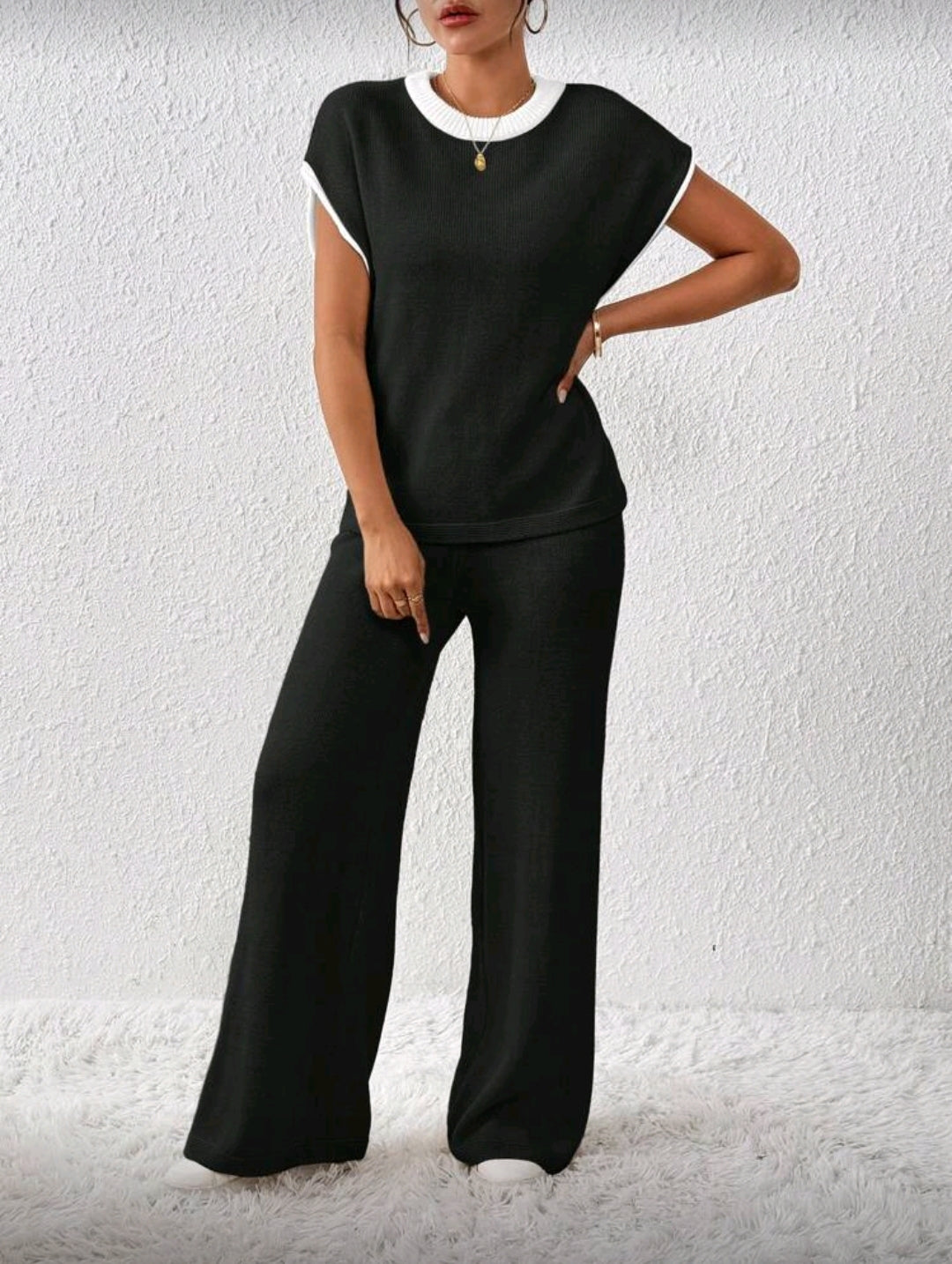 Conjunto Negro Informal con Cuello Redondo Blanco y Pantalón Ajustable