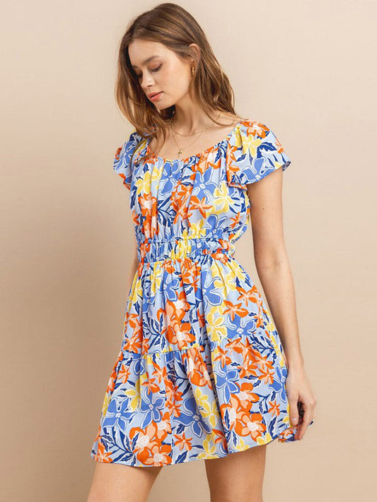 Vestido anaranjado floral para mujer con manga corta, cintura elástica y bolsillos frontales.