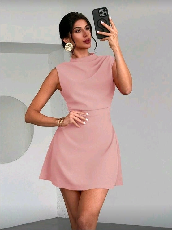 Vestido corto rosa de tirantes minimalista