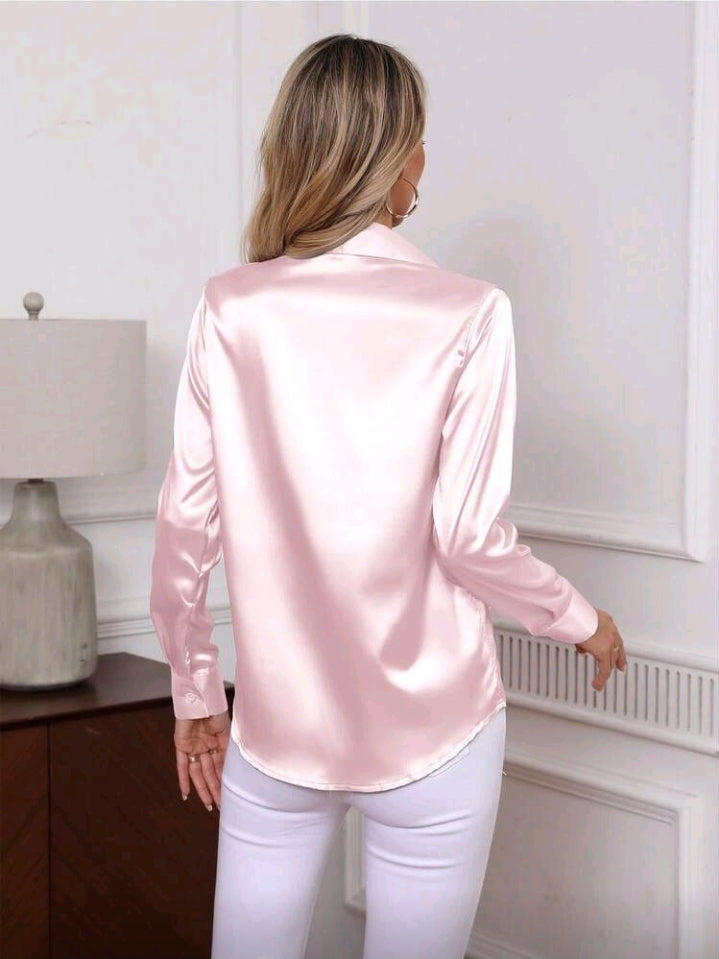 Camisa rosada satinada de botones y manga larga