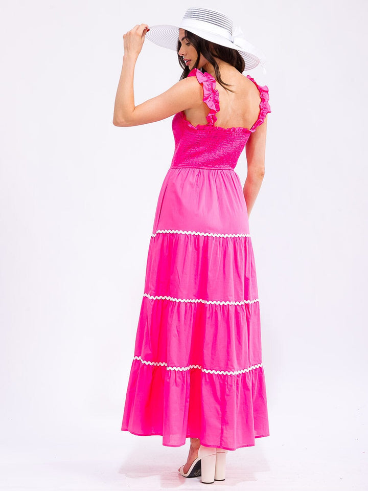 Vestido fucsia de tirantes y líneas blancas