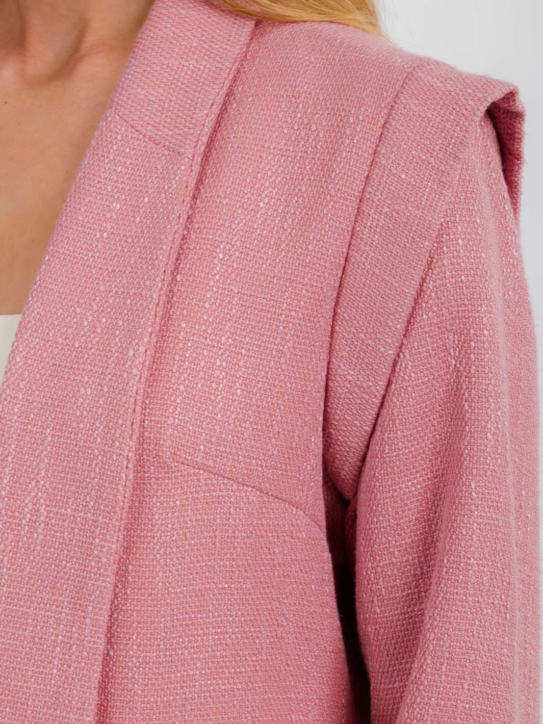 Blazer Rosado con Hombros Detallados