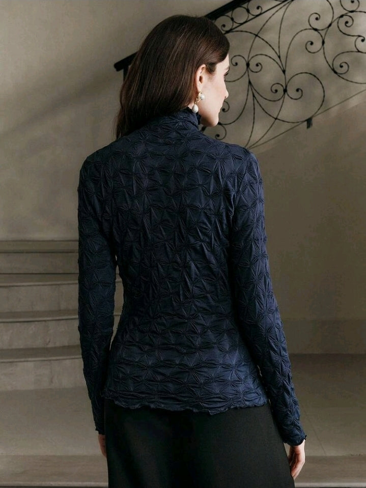 Camisa azul marino manga larga y ajustada con cuello alto