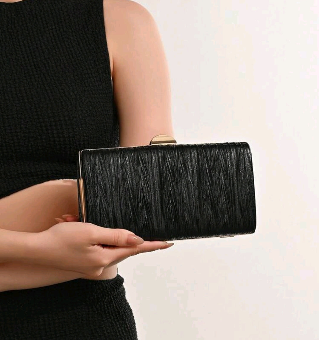Cartera clutch OpulAura Negra con bordes Dorados