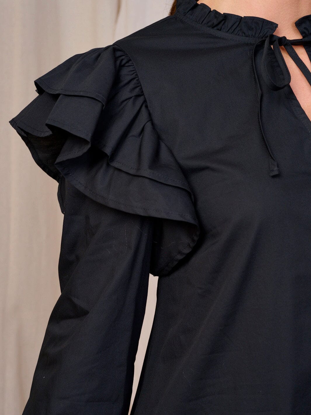 Vestido mini negro cuello en V de boton con bolsillos