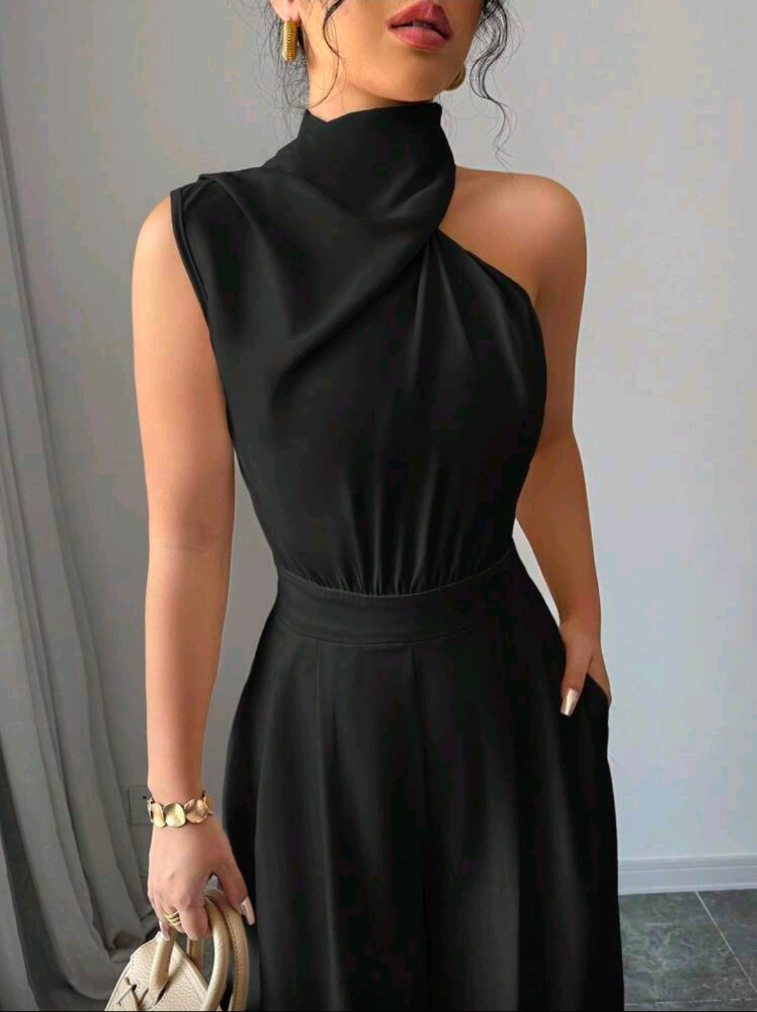 Jumpsuit negro de pierna ancha con cuello cruzado de tortuga