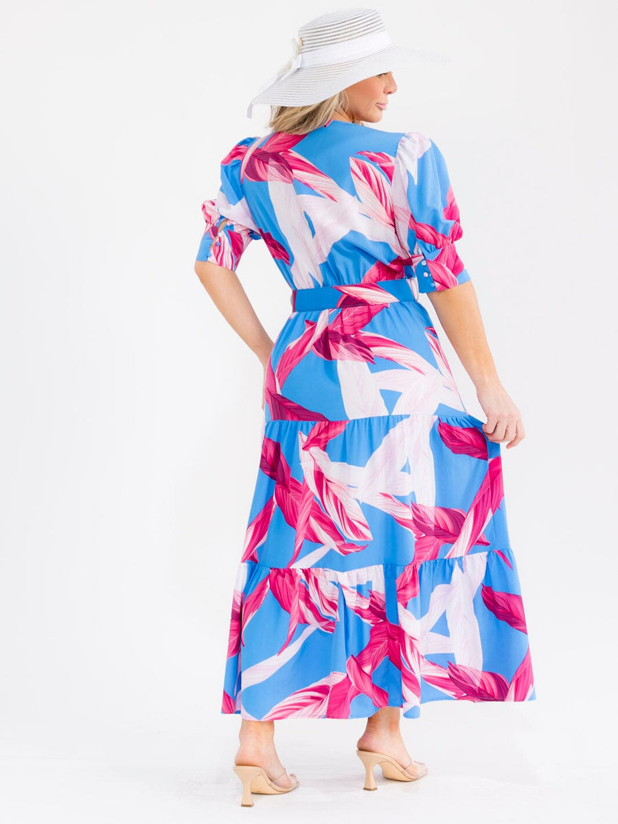 Vestido maxi plus size azul con rosado con mangas cortas, cinturón y estampado de hojas