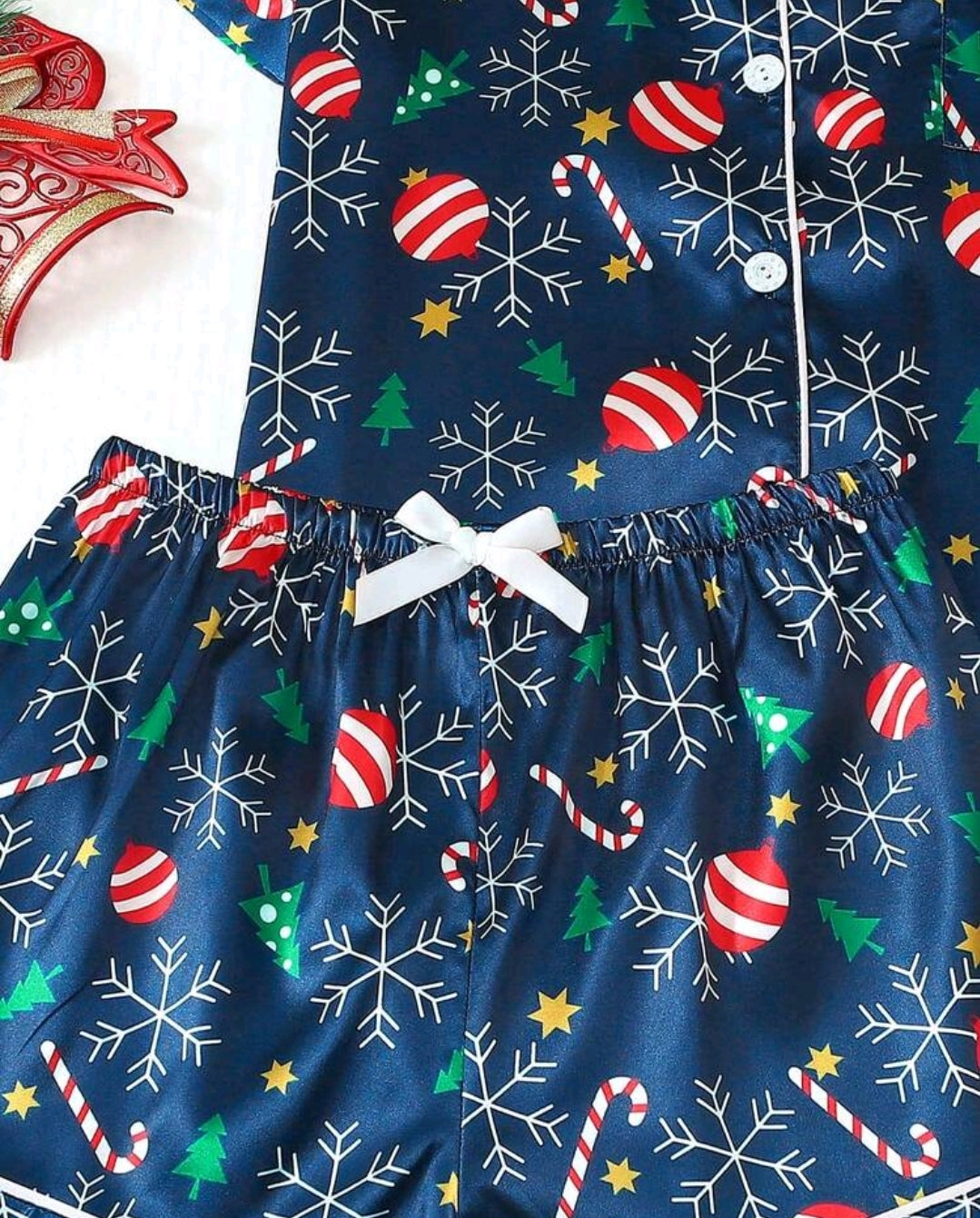 Conjunto de pijama azul con diseño navideño