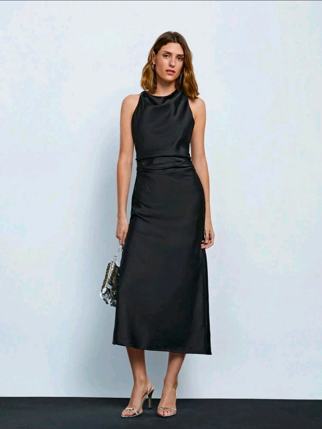 Vestido negro satinado sin mangas y cuello fruncido