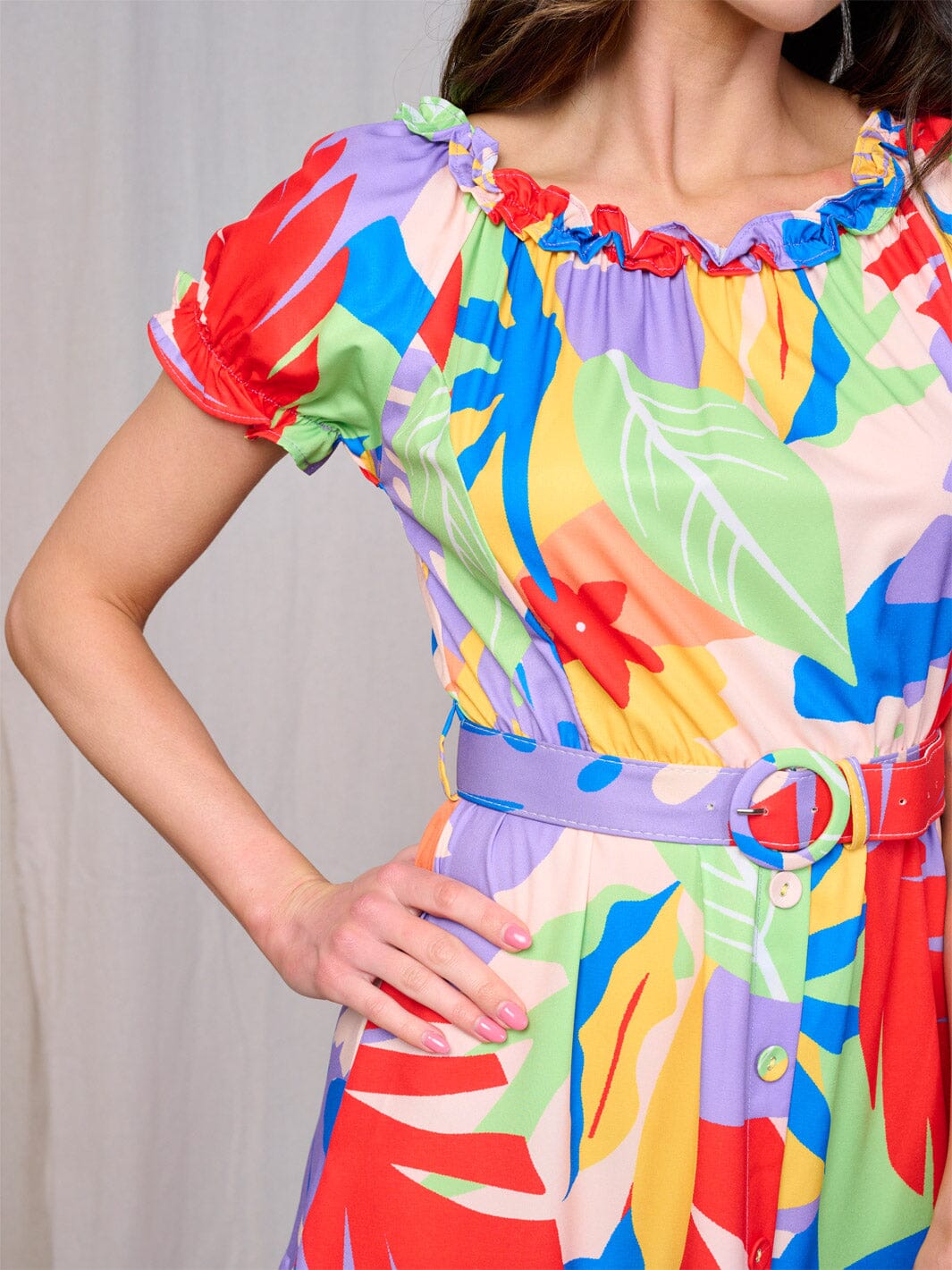 Vestido maxi manga corta de capas y con cinturón